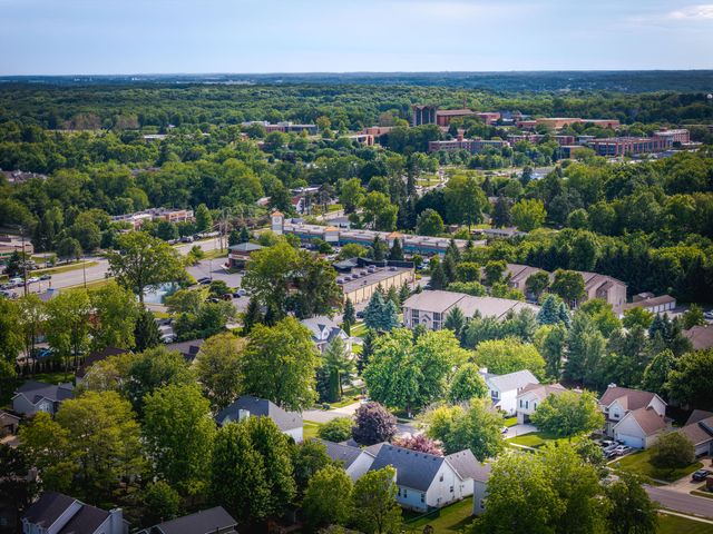 203 Parkwood Drive, Valparaiso, IN 46383