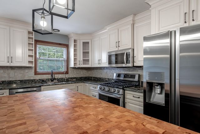 203 Parkwood Drive, Valparaiso, IN 46383