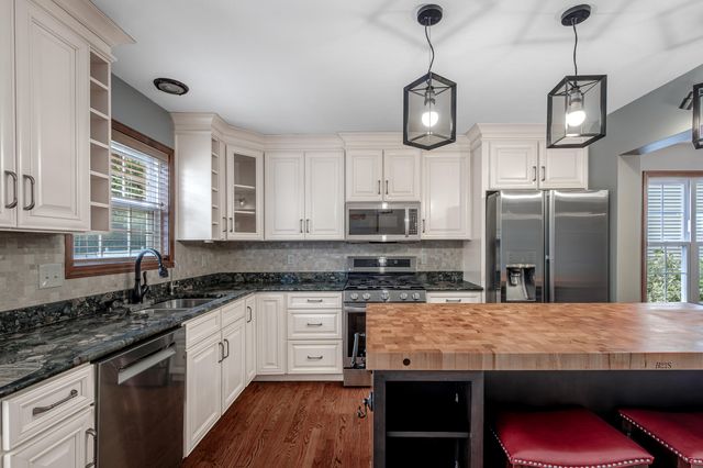 203 Parkwood Drive, Valparaiso, IN 46383