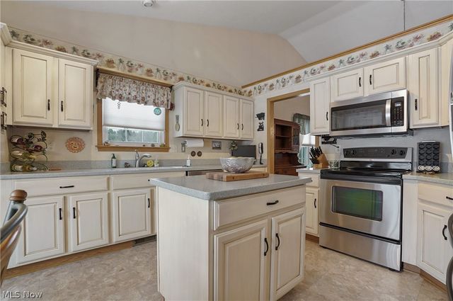 2837 Stratford Circle, Akron, OH 44312