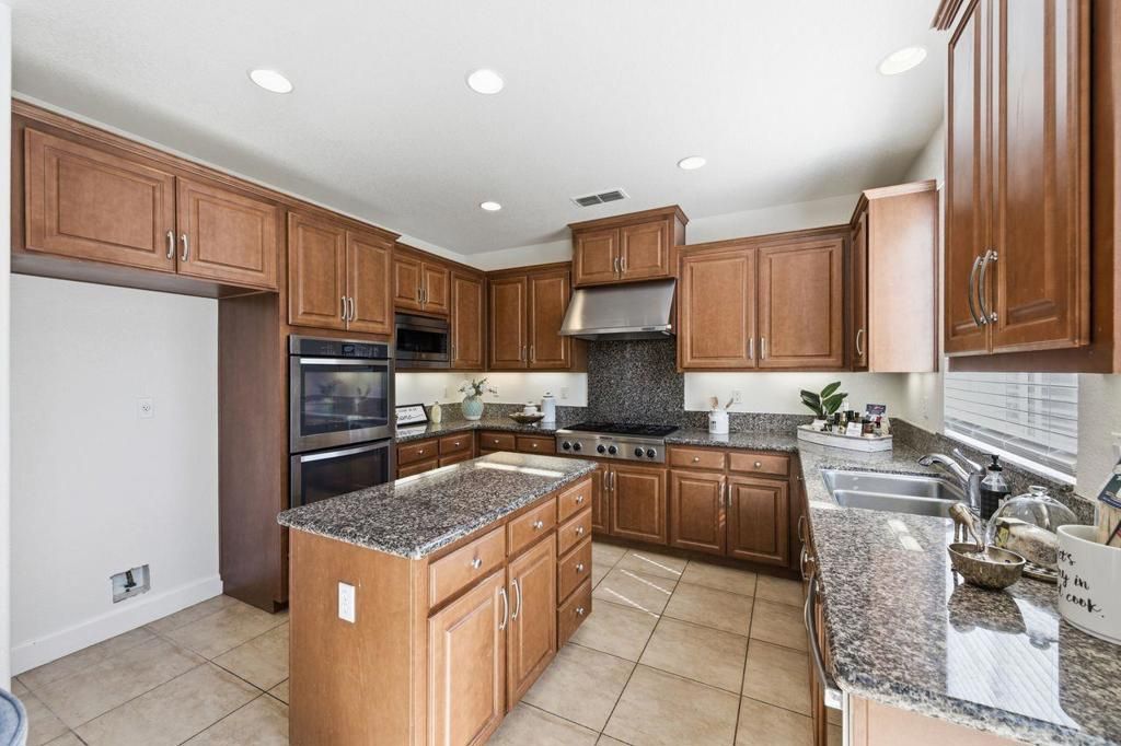 Image 16 of property listing at 698 W Rico Way, Tracy, CA 95391