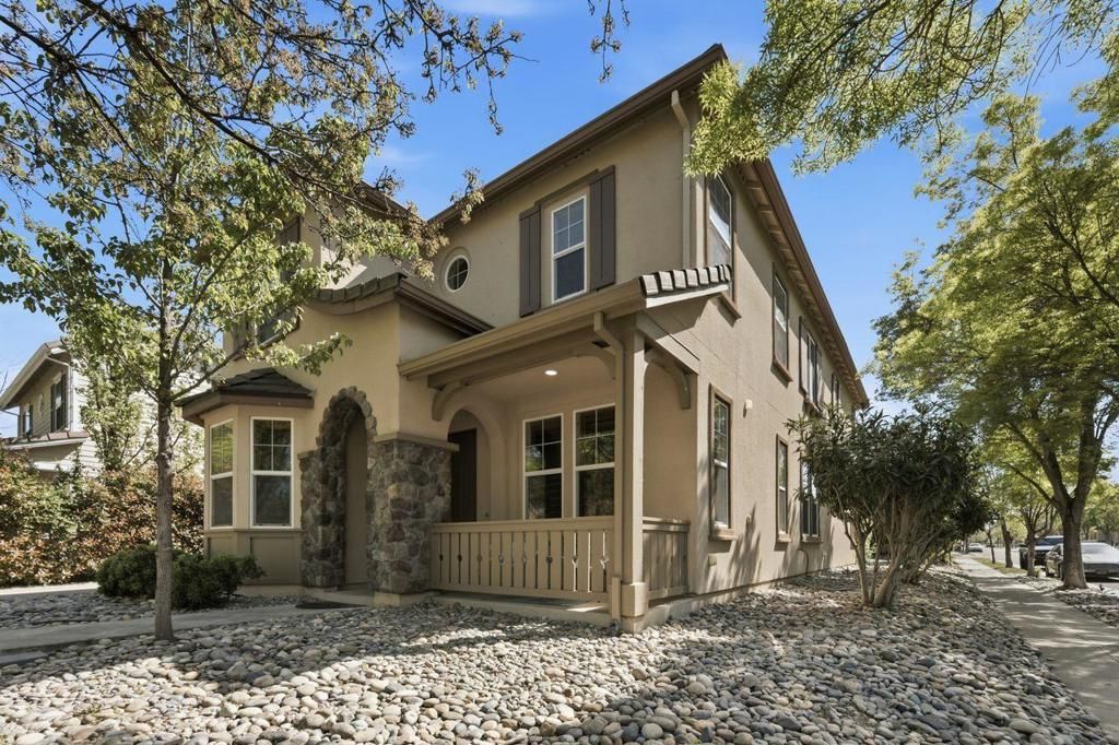 Image 4 of property listing at 698 W Rico Way, Tracy, CA 95391