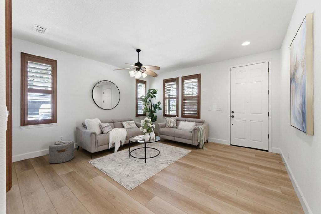 Image 7 of property listing at 698 W Rico Way, Tracy, CA 95391