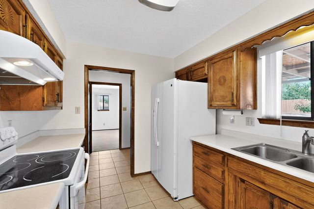 5207 RUSSELL Drive NW, Albuquerque, NM 87114