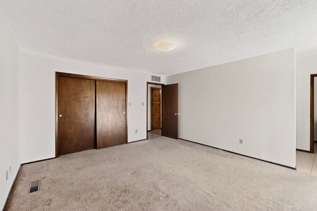 5207 RUSSELL Drive NW, Albuquerque, NM 87114