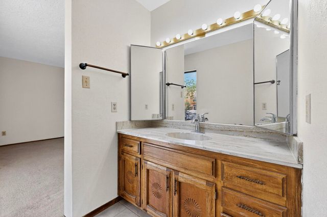 5207 RUSSELL Drive NW, Albuquerque, NM 87114