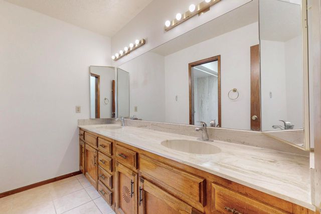 5207 RUSSELL Drive NW, Albuquerque, NM 87114