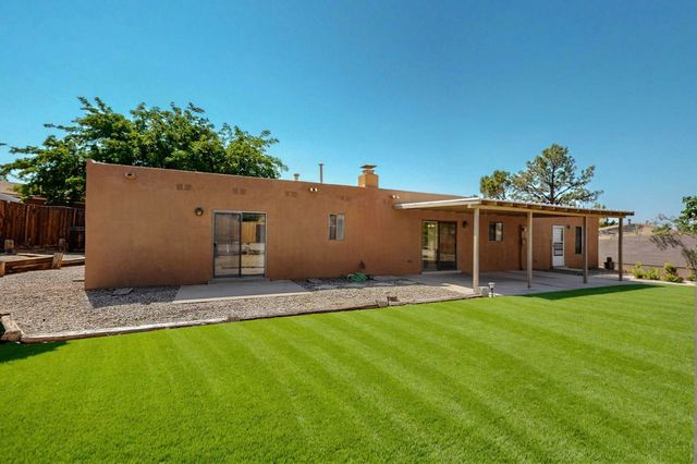 5207 RUSSELL Drive NW, Albuquerque, NM 87114