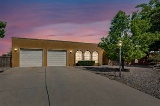 5207 RUSSELL Drive NW, Albuquerque, NM 87114
