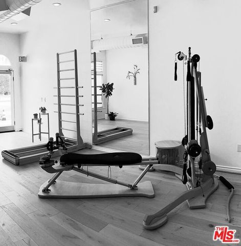 710 N Van Ness Avenue, Los Angeles, CA 90038