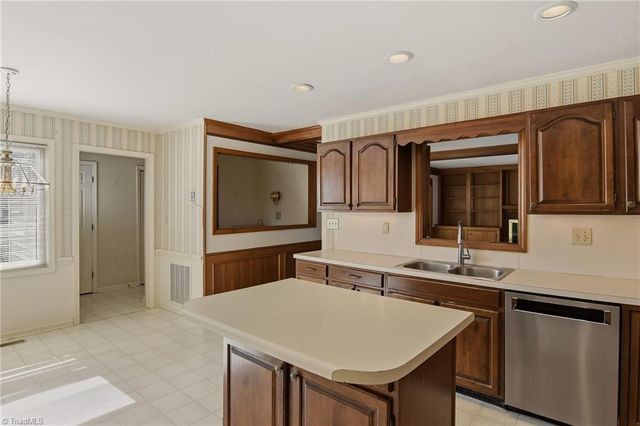 1011 Greenhurst Road, Winston-salem, NC 27104