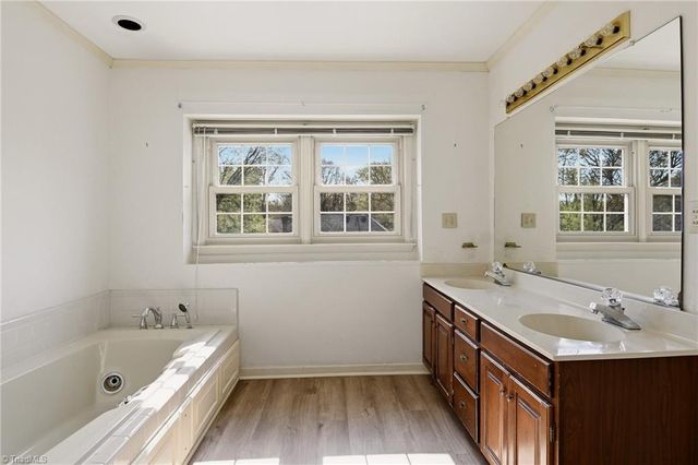 1011 Greenhurst Road, Winston-salem, NC 27104