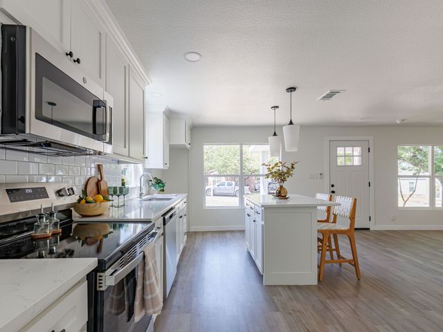 4033 Locke Avenue, Fort Worth, TX 76107