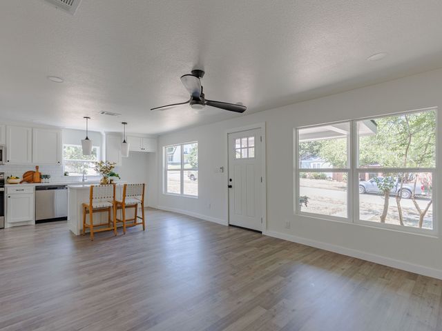 4033 Locke Avenue, Fort Worth, TX 76107