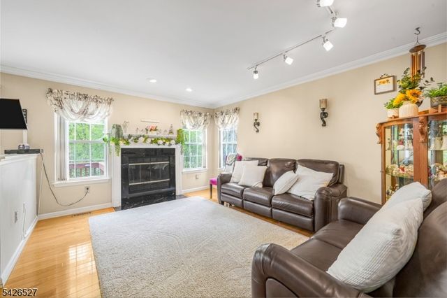 110 Warbler Dr, Wayne Twp., NJ 07470