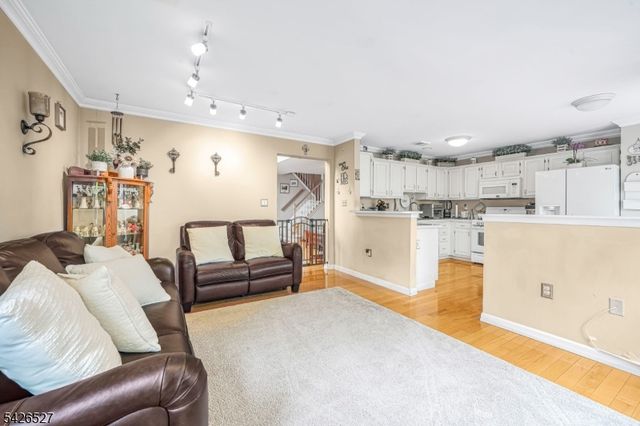 110 Warbler Dr, Wayne Twp., NJ 07470