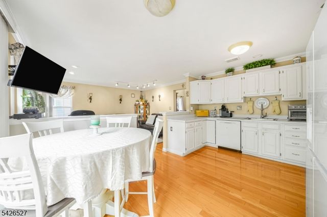 110 Warbler Dr, Wayne Twp., NJ 07470
