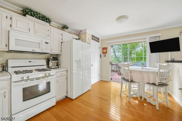 110 Warbler Dr, Wayne Twp., NJ 07470