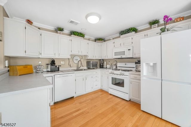110 Warbler Dr, Wayne Twp., NJ 07470