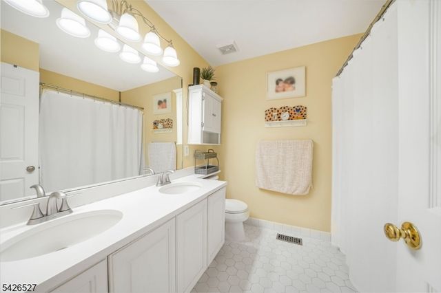 110 Warbler Dr, Wayne Twp., NJ 07470