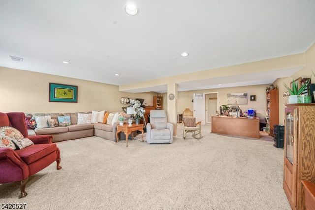 110 Warbler Dr, Wayne Twp., NJ 07470