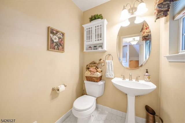110 Warbler Dr, Wayne Twp., NJ 07470