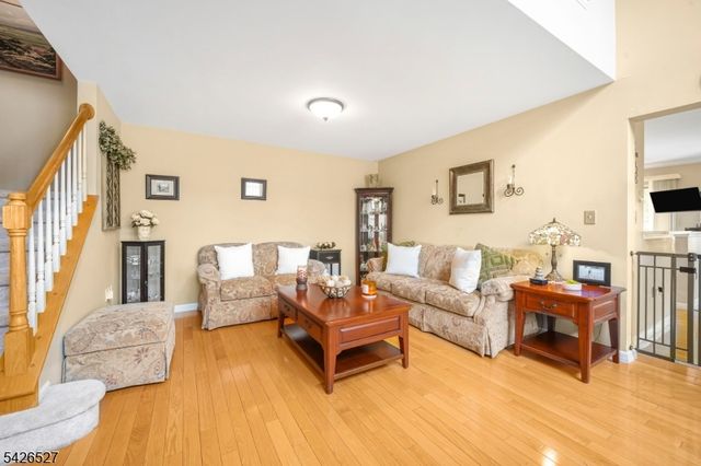 110 Warbler Dr, Wayne Twp., NJ 07470
