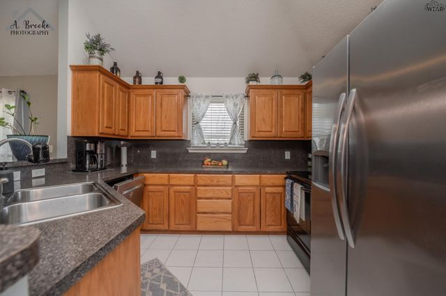 902 E TEXAS AVENUE, Iowa Park, TX 76367