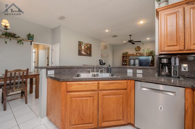 902 E TEXAS AVENUE, Iowa Park, TX 76367