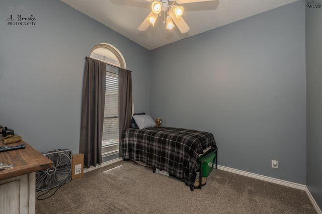 902 E TEXAS AVENUE, Iowa Park, TX 76367