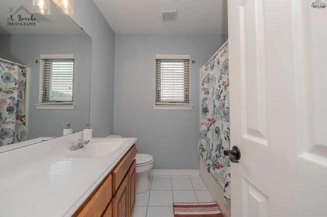 902 E TEXAS AVENUE, Iowa Park, TX 76367