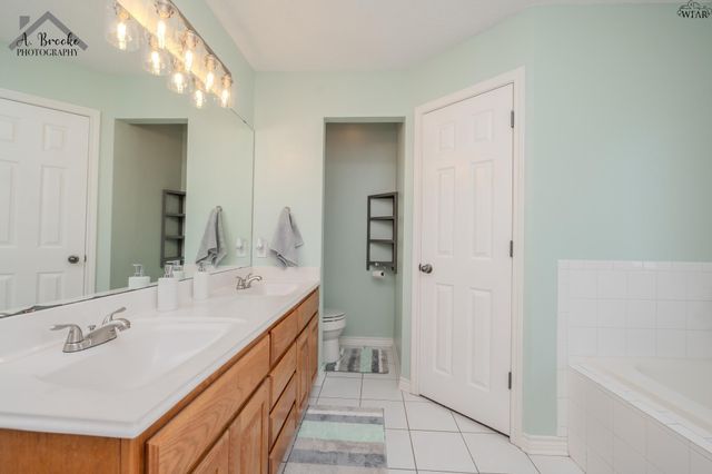 902 E TEXAS AVENUE, Iowa Park, TX 76367