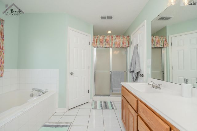 902 E TEXAS AVENUE, Iowa Park, TX 76367