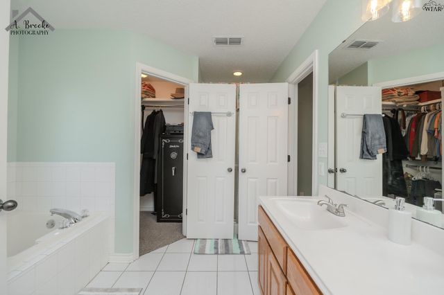 902 E TEXAS AVENUE, Iowa Park, TX 76367