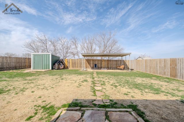 902 E TEXAS AVENUE, Iowa Park, TX 76367