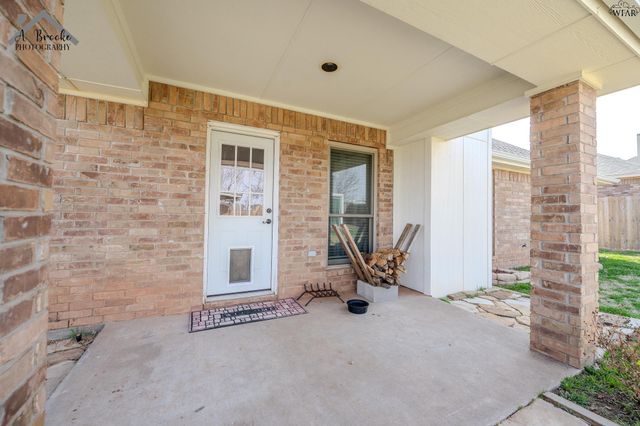 902 E TEXAS AVENUE, Iowa Park, TX 76367