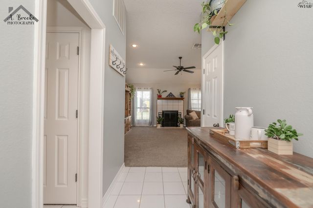 902 E TEXAS AVENUE, Iowa Park, TX 76367