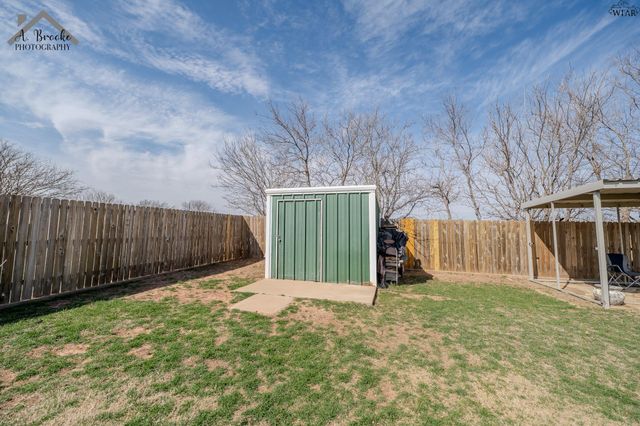902 E TEXAS AVENUE, Iowa Park, TX 76367