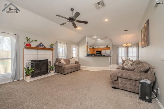 902 E TEXAS AVENUE, Iowa Park, TX 76367