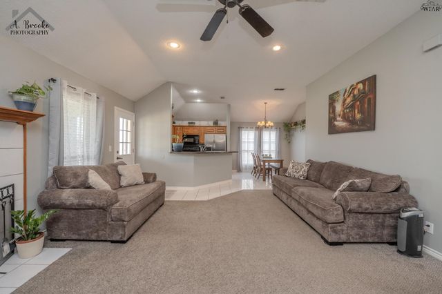 902 E TEXAS AVENUE, Iowa Park, TX 76367