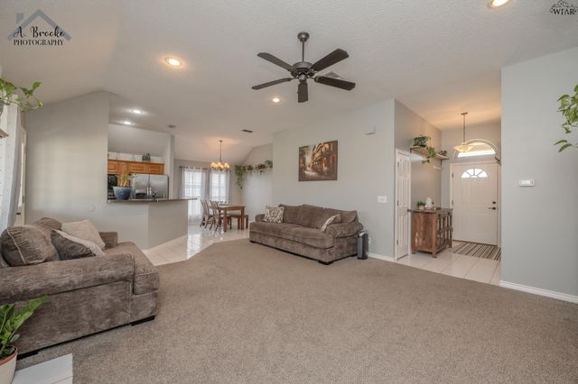 902 E TEXAS AVENUE, Iowa Park, TX 76367