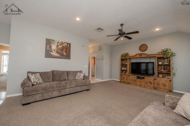 902 E TEXAS AVENUE, Iowa Park, TX 76367