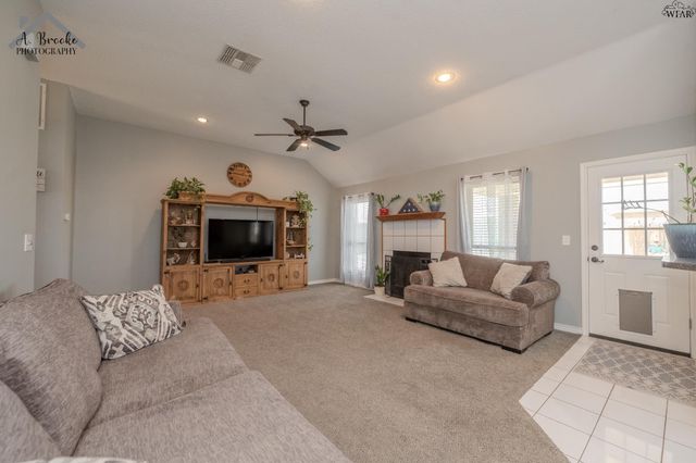 902 E TEXAS AVENUE, Iowa Park, TX 76367