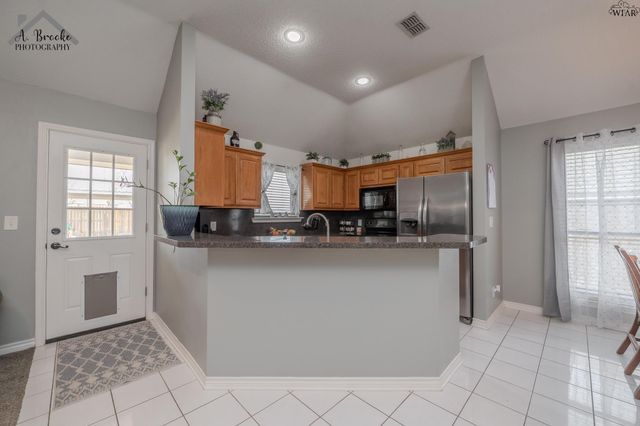 902 E TEXAS AVENUE, Iowa Park, TX 76367