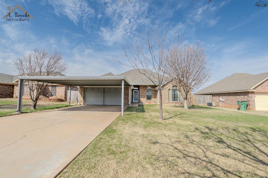902 E TEXAS AVENUE, Iowa Park, TX 76367