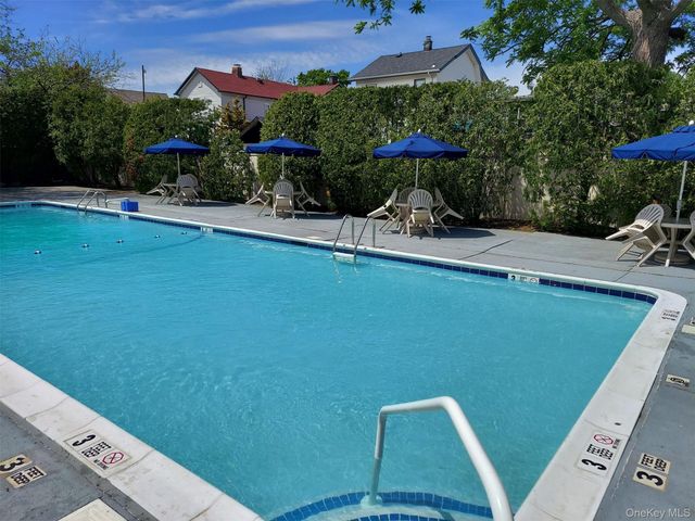 30 Daley Place 136, Lynbrook, NY 11563