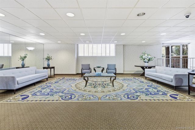 30 Daley Place 136, Lynbrook, NY 11563