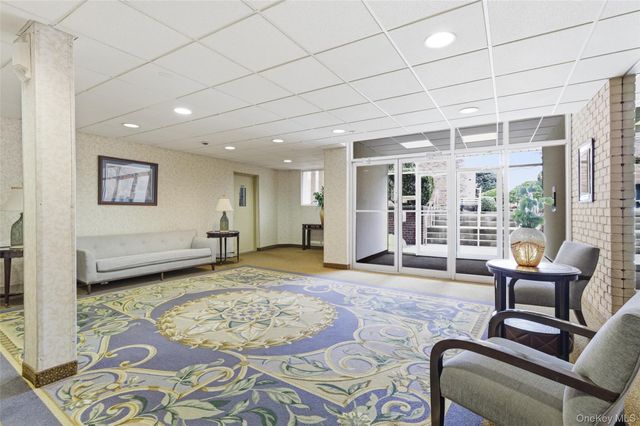 30 Daley Place 136, Lynbrook, NY 11563