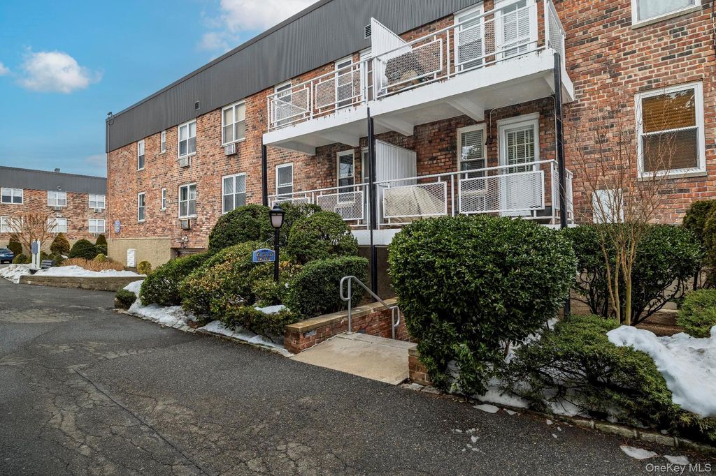 30 Daley Place 136, Lynbrook, NY 11563