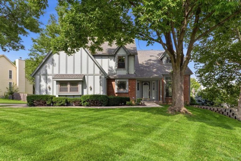 8700 W 113th Street, Overland Park, KS 66210